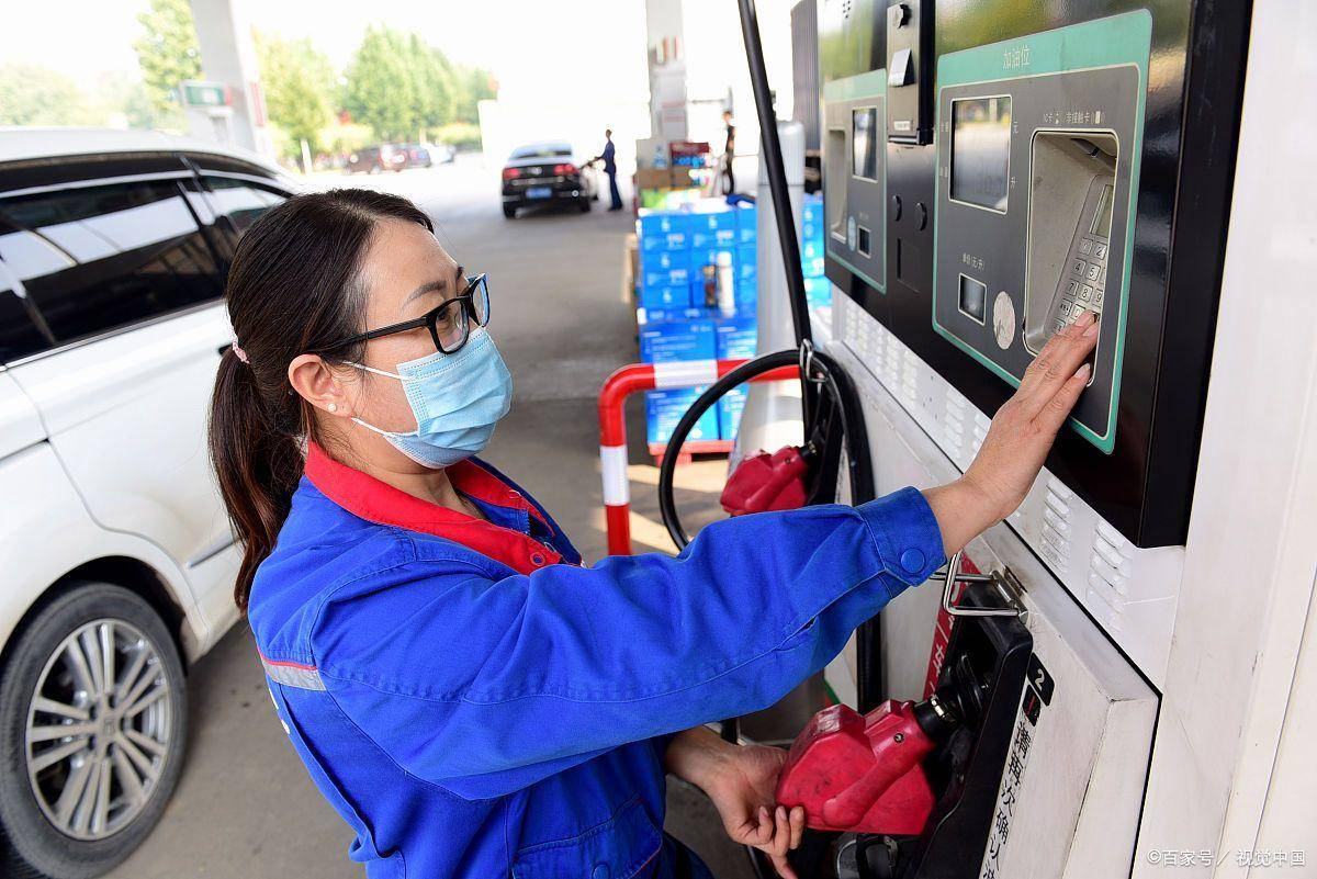 10月底油价再降03元92号汽油奔6元时代出行成本直降